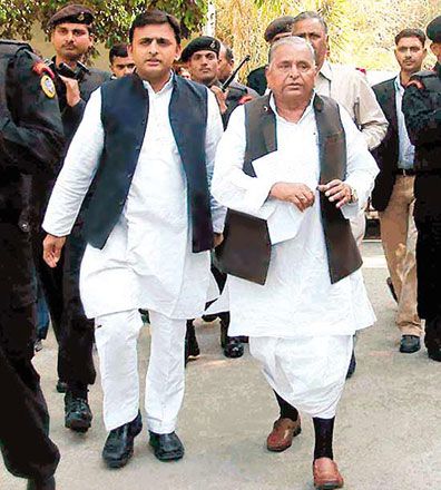 Akhilesh-Yadav-with-his-father-Mulayam-Singh-Yadav